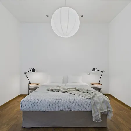 2br Old Town Near St Peter's Church Apartament
