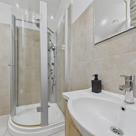 2br Old Town Near St Peter's Church