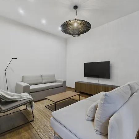 2br Old Town Near St Peter's Church *