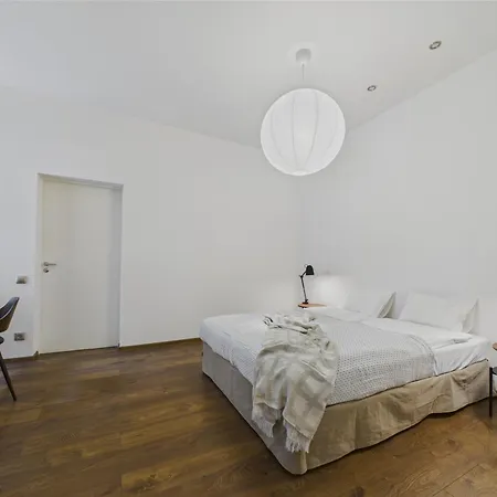 2br Old Town Near St Peter's Church